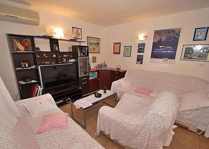 Apartamento With Parking Space - 17907 Rogoznica (Sibenik-Knin)